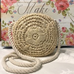 Shoulder/crossbody bag made from paper.